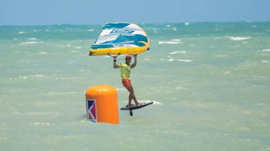 Franzosen Titouan Galea und Flora Artzner holen den Sieg im Surf-Slalom