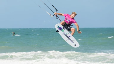 Der Australier James Carew gewinnt trotz gebrochenem Board die Weltmeisterschaft