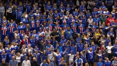 Gänsehaut! Islands Fans singen Ständchen für ihr Team