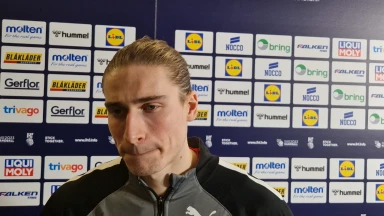 Juri Knorr lässt sich vom Publikum tragen