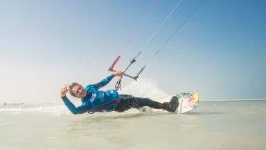 Schwacher Wind an Tag 1 des Visit Qatar GKA Freestyle Kite World Cups in Qatar