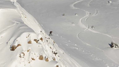 Michaela Davis-Meehan gewinnt sehenswert Snowboard bei Freeride World Tour