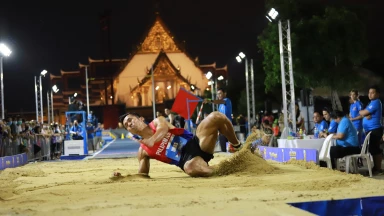 Weitsprung-Show in der Altstadt von Bangkok bei der Golden Fly Series 2023