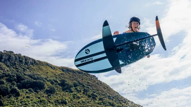 Die besten Fahrer nehmen am Tow-in Surf Foil Wettbewerb teil