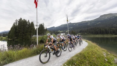 Bettina Janas und Adelheid Morath fahren zum Start des Swiss Epic auf Platz zwei