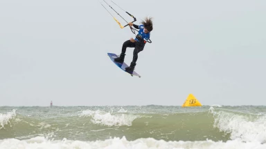Bruna Kajiya gewinnt GKA Kite-Surf Freestyle Wettbewerb in Frankreich
