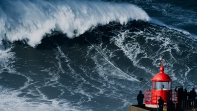 Weltrekordhalter Sebastian Steudtner surft 28,57 Meter hohe Welle