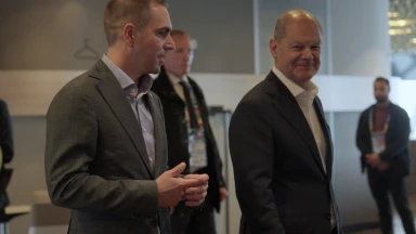 Philipp Lahm zeigt Bundeskanzler Olaf Scholz wie ein Stadion nachhaltiger wird