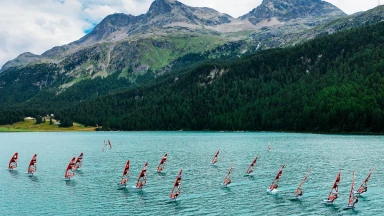 U23-Elite surft am 1. Tag der iQFOiL-Weltmeisterschaften beim Vanora Engadinwind