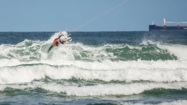 Toller Auftakt trotz Flaute bei GKA Kite-Surf World Cup 2024 in Ibiraquera (BRA)