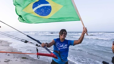 Die Frauen mit großartiger TwinTip-Action am 2. Tag des GKA Kite-Surf World Cups