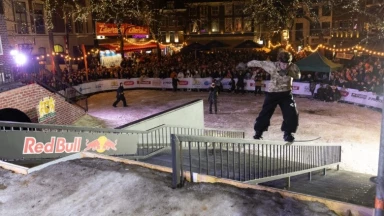 Snowboard Rock A Rail in der Innenstadt bei Snowfest The Hague 2024