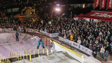 Freestyle Snowboarder Leon Gütl holt den Toursieg des Rock-A-Rail-Wettbewerbs