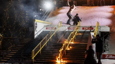 Freestyle Freeskier tricksen beim Rock-A-Rail-Wettbewerb beim Snowfest Den Haag