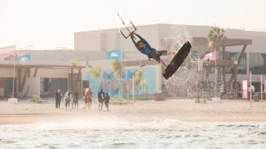 Freestyle-Kitesurfer beim Saisonfinale in Fuwairit Kite