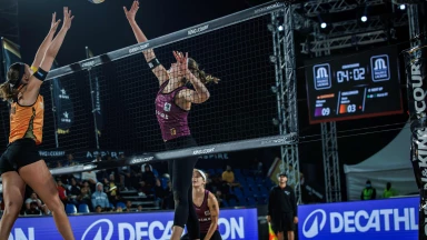 Weltklasse-Beachvolleyball bei Spielrunden der Queen & King of the Court Finals