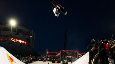 Chloe Kim und Scotty James gewinnen Snowboard Halfpipe Nachtfinale der LAAX Open