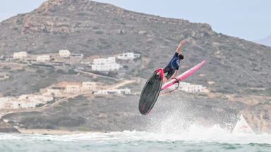 Athleten kämpfen um Einzug ins Tow-In-Finale der Freestyle Pro Tour auf Naxos