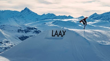 Snowboard Elite zeigt bei den Laax Open 2026 im Slopestyle spektakuläre Tricks
