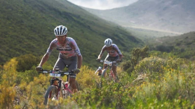 Deutsche Mountainbiker in den Top 10 bei Etappe 1 des Absa Cape Epics 2026