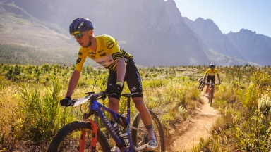 Luca Schwarzbauer gewinnt die Schlussetappe beim Absa Cape Epic 2026