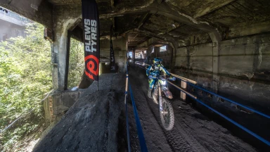 Manuel Lettenbichler (GER) gewinnt den ersten Offroad Tag des RB Romaniacs 2026